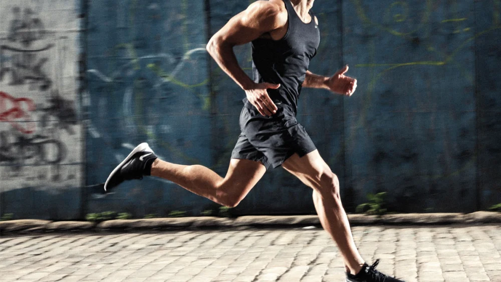 مردی در حال دویدن و افزایش متابولیسم